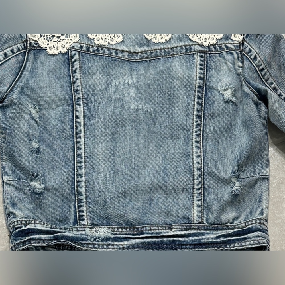 **NEW** - WOMEN’S DENIM DISTRESSED BLUE JEAN JACKET W/LACE (SMALL) - Picture 8 of 8